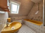 Freies Reihenendhaus in bester Lage – bereit für neue Ideen! - Wannenbad Dachgeschoss