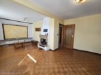 Solides Einfamilienhaus in ruhiger Sackgassenlage – mit Potenzial für Ihre Wohnideen! - Wohn- Esszimmer mit Kamin
