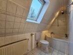Familienparadies in Lübeck-St. Gertrud – Viel Platz zum Leben, Arbeiten und Entspannen - Wannenbad Dachgeschoss