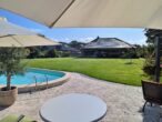 Neuer Preis! Ihr autarkes Zuhause am Schaalsee: Modernste Technik trifft auf stilvollen Luxus! - Blick vom Pool zum Haus
