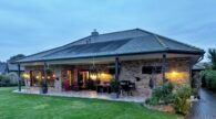Neuer Preis! Ihr autarkes Zuhause am Schaalsee: Modernste Technik trifft auf stilvollen Luxus! - Terrasse am Abend