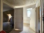Neustart im Grünen: Sanierungshaus mit großem Grundstück, riesen Garten und extra Bauplatz nähe A24! - Flur Dachgeschoss