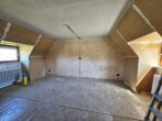 Neustart im Grünen: Sanierungshaus mit großem Grundstück, riesen Garten und extra Bauplatz nähe A24! - Zimmer Dachgeschoss