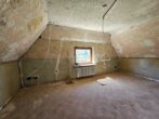 Neustart im Grünen: Sanierungshaus mit großem Grundstück, riesen Garten und extra Bauplatz nähe A24! - Zimmer Dachgeschoss